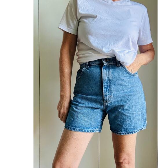 Vintage 80s Mom Jean Shorts Waist 28" high Waist Fit Medium Wash Lee Jeans - Picture 1 of 8
